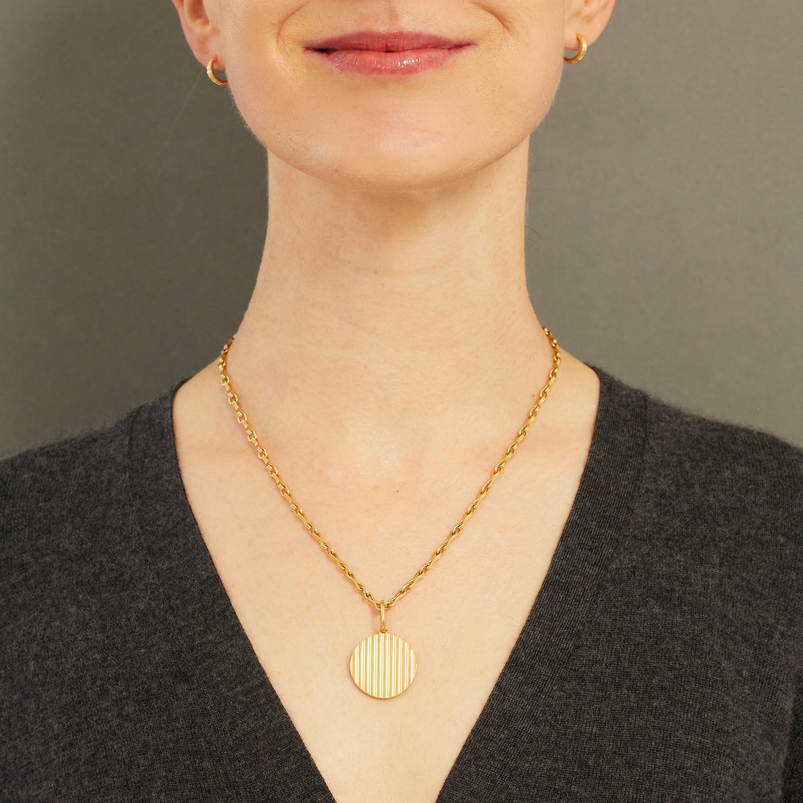 Circle Barre Medallion, 18k Yellow Gold, Medium